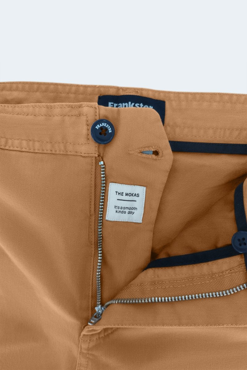 Close-up of Frankster Mokas * The Everydays men's shorts in brown stretch cotton with zipper and button details